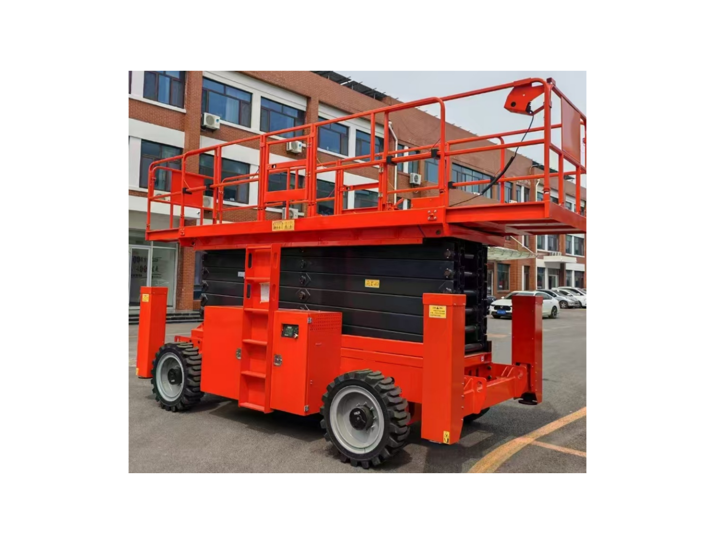 Spacious Platform of rough terrain scissor lift platform